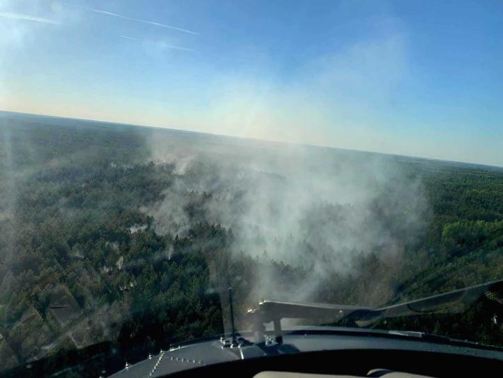 Policyjny Black Hawk w akcji gaszenia pożaru lasu, fot policja pl