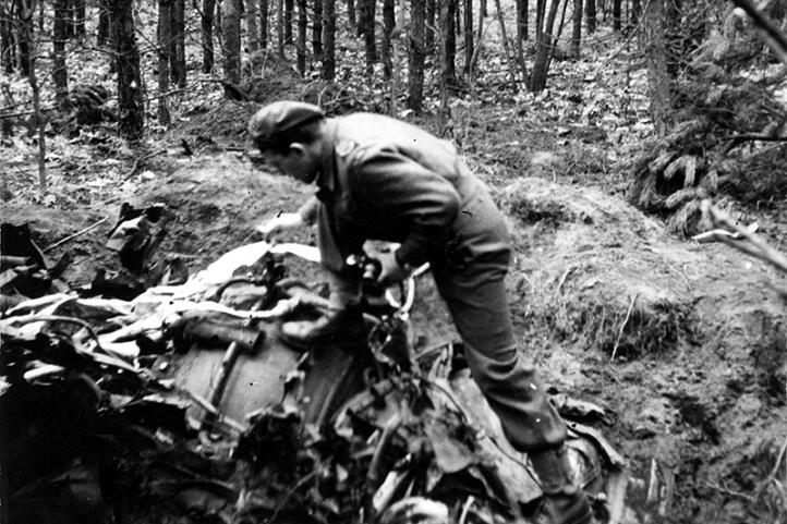 Polski korespondent wojenny ogląda resztki rakiety V-2 (fot. Narodowe Archiwum Cyfrowe)