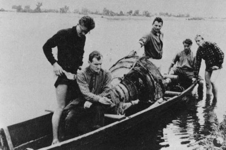 Szczątki V2 wyłowione przez AK z Bugu (fot. Unknown author, Domena publiczna, Wikimedia Commons)