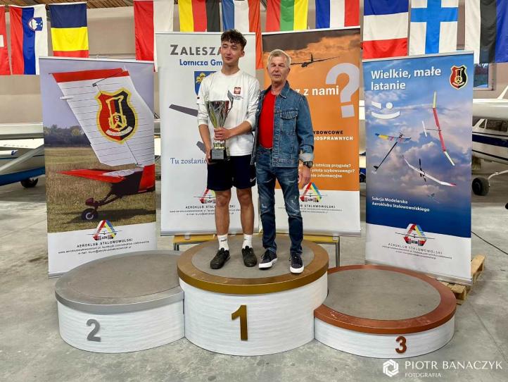 Tomasz Jeziorny z Aeroklubu Poznańskiego z pucharem przechodnim (fot. Piotr Banaczyk)