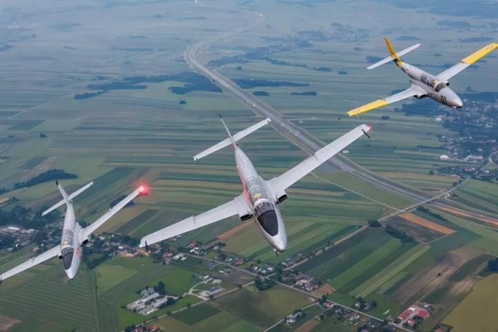 Trzy samoloty TS-11 Iskra należące do lotniczej floty Fundacji Biało-Czerwone Skrzydła (fot. Filip Modrzejewski)