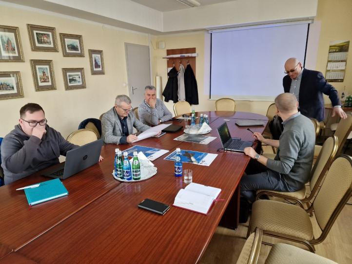 Zebranie zespołu organizacyjnego jubileuszowego X Rodzinnego Pikniku Lotniczego w Gryźlinach (fot. Rodzinny Piknik Lotniczy w Gryźlinach)