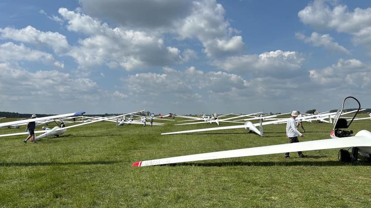 22. Szybowcowe Mistrzostwa Polski w Lesznie - szybowce na lotnisku (fot. Glide&amp;Race Leszno, Facebook)