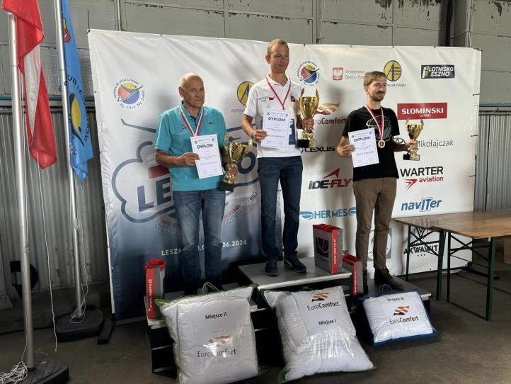 22. Szybowcowe Mistrzostwa Polski w klasie Klub A - podium (fot. Glide&amp;Race Leszno, Facebook)