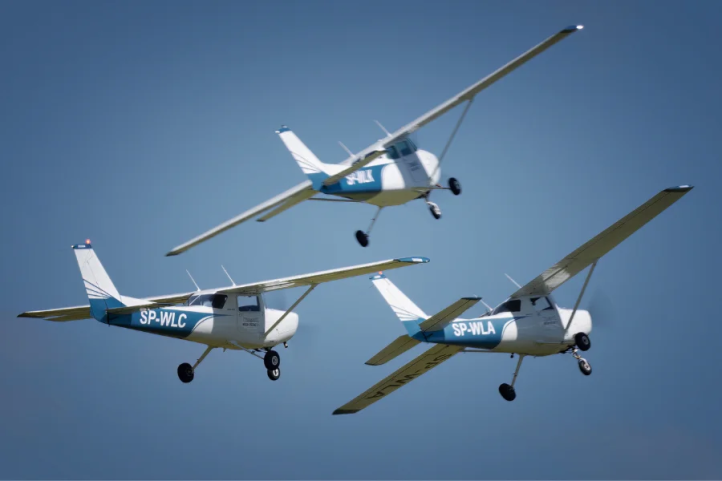 Biało-niebiescy - trzy samoloty Cessna z floty Navcom Systems Fly (fot. Mateusz Jakubowski) Biało-niebiescy - trzy samoloty Cessna z floty Navcom Systems Fly (fot. Mateusz Jakubowski)