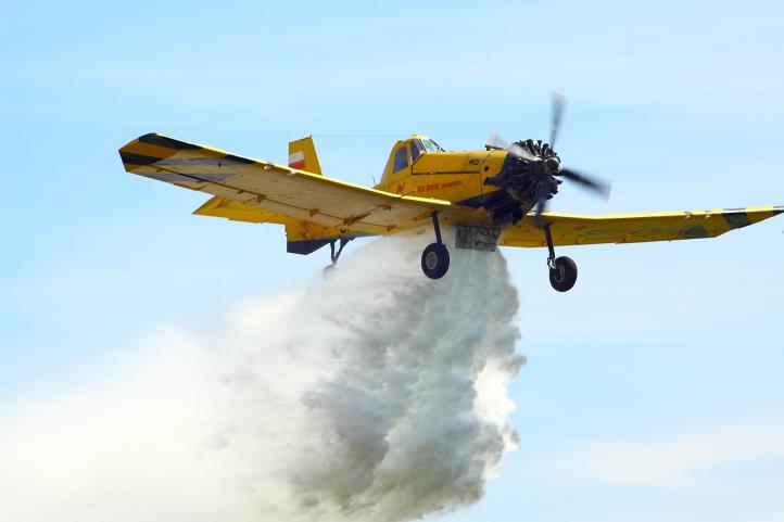 Dromader zrzuca bombę wodną (fot. pikniklotniczygryzliny.pl)