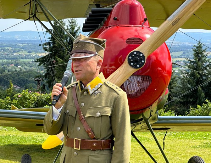 Krzysztof Cwynar w umundurowaniu stylizowanym na mundur kpt. Meriana C. Coopera (fot. Zygmunt Bąk, Krośnieński Klub Seniorów Lotnictwa)