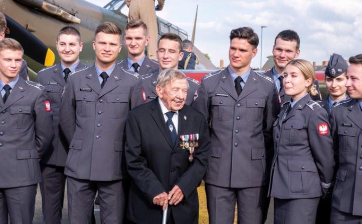 Mieczysław Frąckiewicz na spotkaniu z członkami polskich sił powietrznych, fot. britishpoles.uk