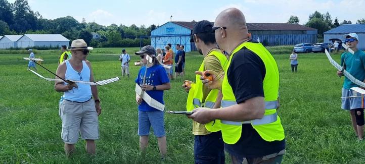 Mistrzostwa Warszawy Modeli Swobodnie Latających pn. Młodzi Modelarze-Lotnicy na Start (fot. bemowskie.pl) Mistrzostwa Warszawy Modeli Swobodnie Latających pn. Młodzi Modelarze-Lotnicy na Start (fot. bemowskie.pl)2