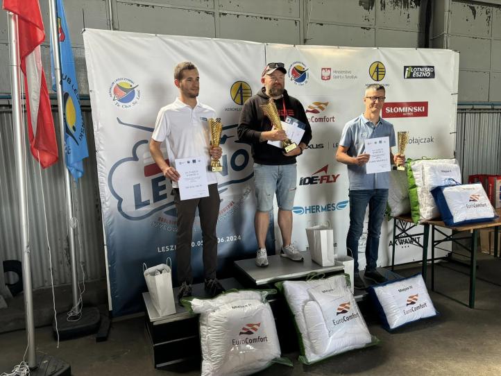 Ogólnopolskie Zawody Szybowcowe w klasie Klub A - podium (fot. Glide&amp;Race Leszno, Facebook)