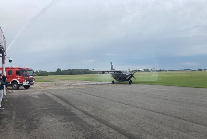 Salut wodny na przywitanie samolotu Kodiak 100 (fot. Aeroklub Ziemi Mazowieckiej)