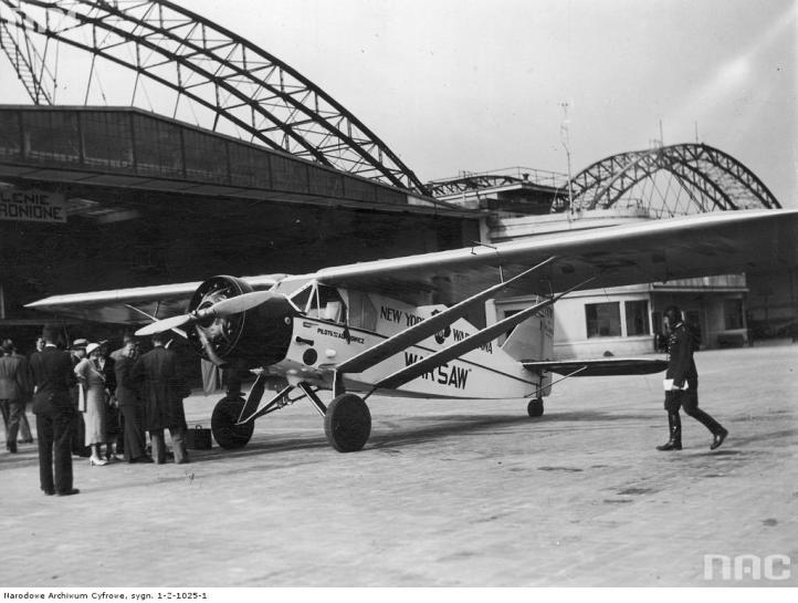 Samolot braci Bolesława i Józefa Adamowiczów Bellanca J-300 noszącym nazwę &quot;City of Warsaw&quot; na lotnisku Okęcie. (fot. Narodowe Archiwum Cyfrowe, Sygnatura 1-Z-1025-1)