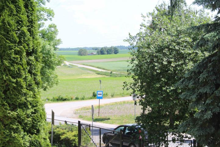 Widok na lądowisko w Strzelcach i zabudowania majątku rodziny Du Chateau (fot. Bogusław Skwarek)