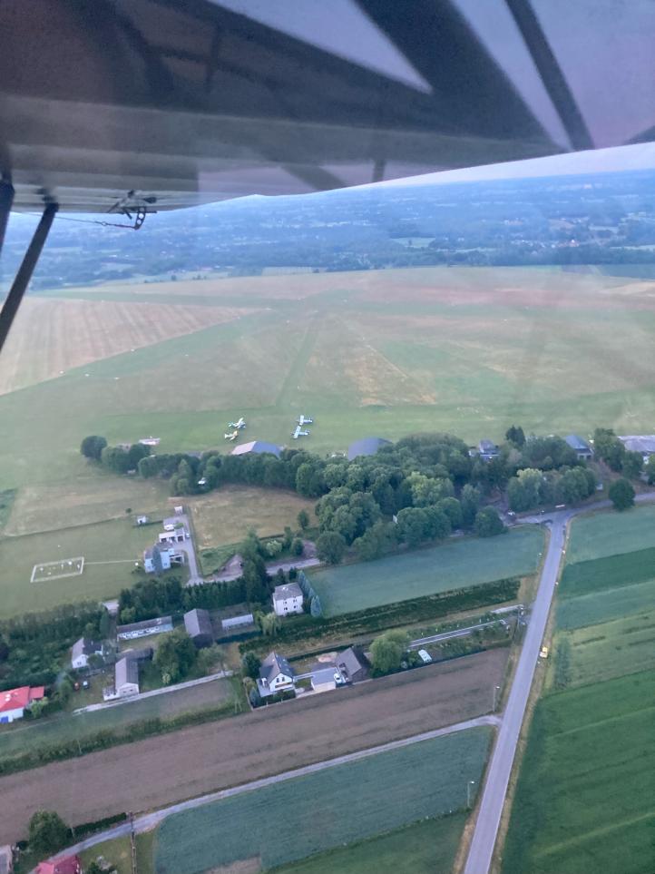 Widok na lotnisko w Radawcu, gdzie stacjonowały 113, 114, i 123 Eskadra Myśliwska (fot. Damian Majsak)