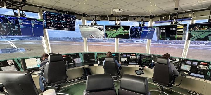 Wieża kontroli lotów - wewnątrz (fot. pansa.pl)