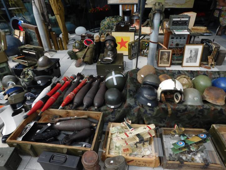 Wystawa militariów i uzbrojenia wojskowego na Skrzydłach Podkarpacia (fot. Zygmunt Bąk, Krośnieński Klub Seniorów Lotnictwa)