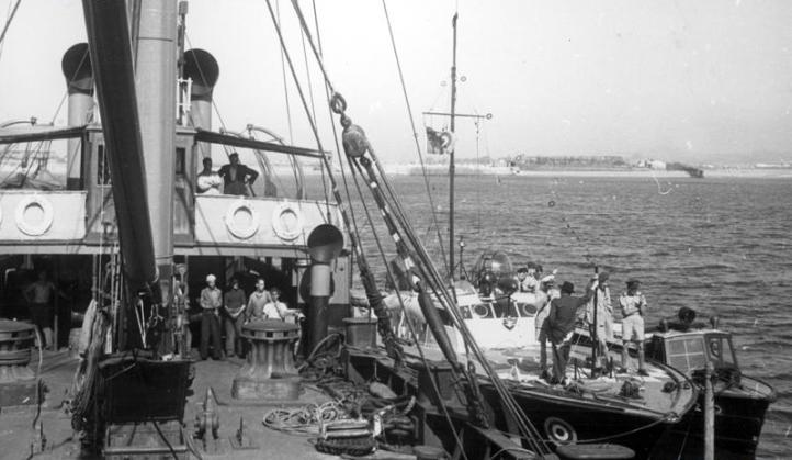 5 lipca 1943 poszukiwanie ciał ofiar (fot. Narodowe Archiwum Cyfrowe, Sygnatura 18-96-2, Domena publiczna, Wikimedia Commons)