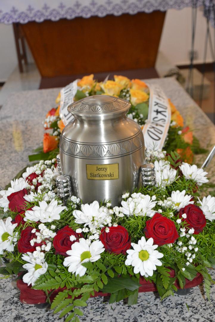 Ostatnie pożegnanie Jerzego Siatkowskiego - urna (fot. Andrzej Szymczak) Ostatnie pożegnanie Jerzego Siatkowskiego - urna (fot. Andrzej Szymczak)