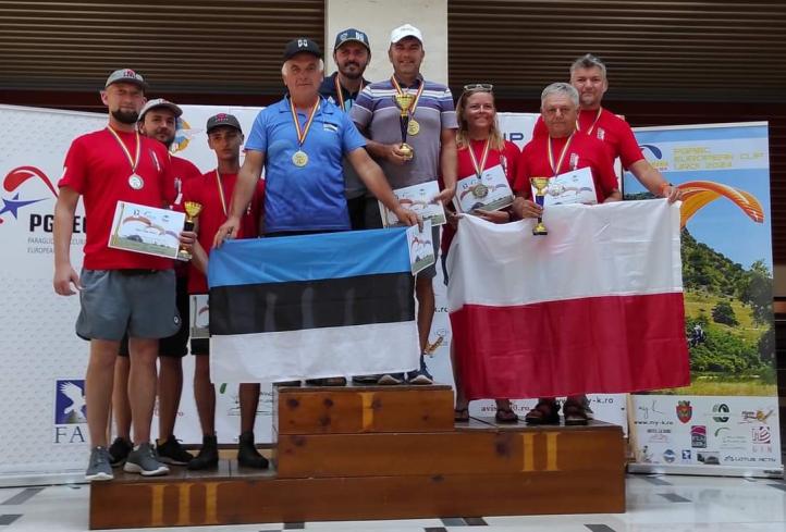 Paralotniowy Puchar Europy w celności lądowania w Rumunii - podium drużynowo (fot. Paweł Grzybowski, Marius Stoian, Andrzej Walczak)