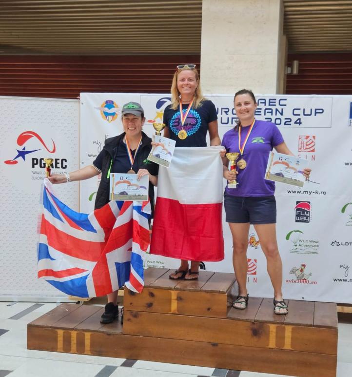 Paralotniowy Puchar Europy w celności lądowania w Rumunii - podium kobiet (fot. Paweł Grzybowski, Marius Stoian, Andrzej Walczak)
