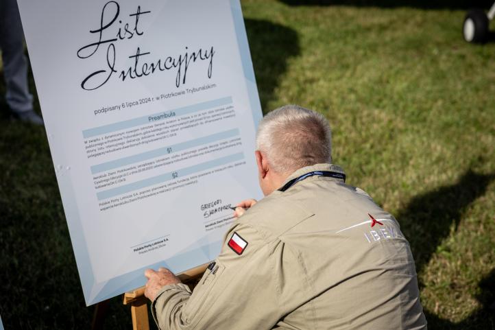 Podpisanie listu intencyjnego w sprawie rozbudowy lotniska (fot. Ministerstwo Infrastruktury)