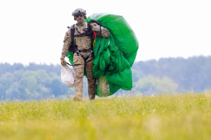 Policyjny skydiving (fot. Krzysztof Chrzanowski, Katarzyna Chrzanowska)4