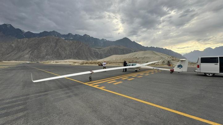 Sebastian Kawa podczas przygotowań do lotu nad K2, fot. Sebastian Kawa