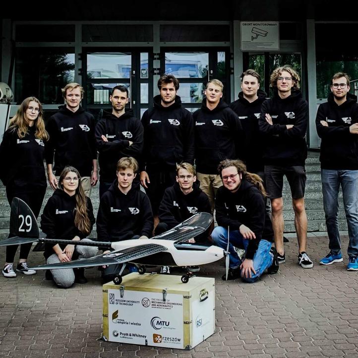 Studenci z Koła Naukowego Euroavia z samolotem EA-02 &quot;Nightlight&quot; (fot. Euroavia Rzeszów)