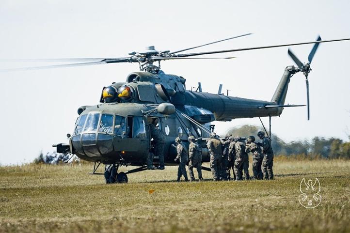 Szkolenie wielkopolskich terytorialsów z udziałem śmigłowca Mi-17 (fot. DWOT)