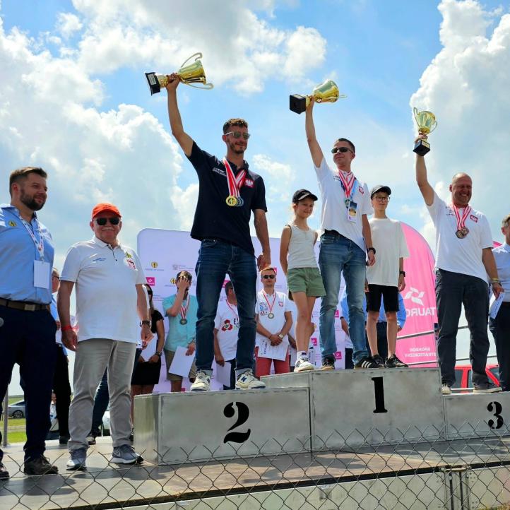 TAURON Mistrzostwach Polski w Akrobacji Szybowcowej - podium w klasie Unlimited (fot. Aeroklub Ziemi Zamojskiej)