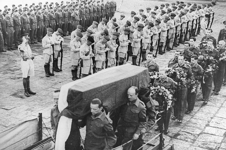 Trumna z ciałem gen. Sikorskiego, wnoszona na pokład ORP &quot;Orkan&quot; (fot. Narodowe Archiwum Cyfrowe)