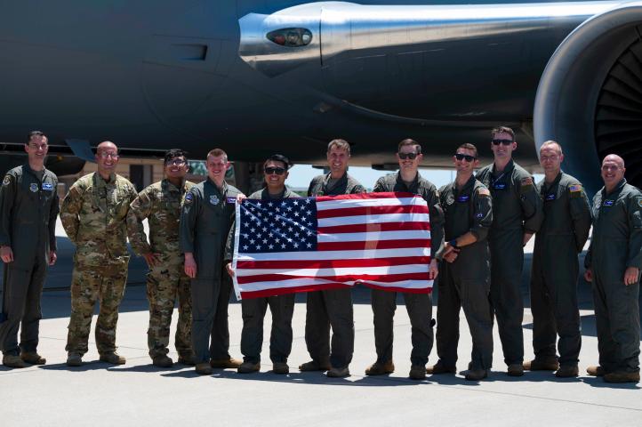 Załoga KC-46A Pegasus przed samolotem (fot. McConnell Air Force Base, Facebook)