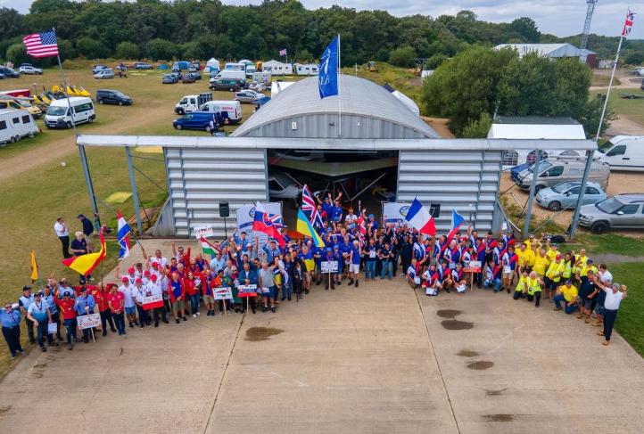 18. Mikrolotowe Mistrzostwa Świata w Deenethorpe - uczestnicy przed hangarem (fot. Wmc2024, Facebook) 18. Mikrolotowe Mistrzostwa Świata w Deenethorpe - uczestnicy przed hangarem (fot. Wmc2024, Facebook)