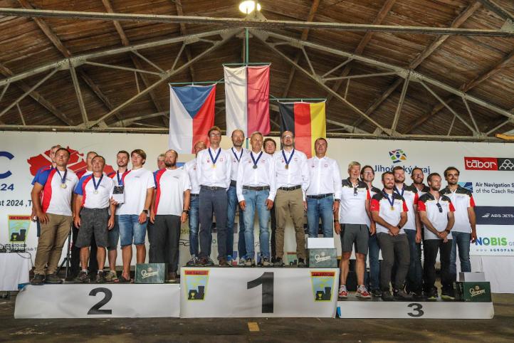 22. Szybowcowe Mistrzostwa Europy w Czechach - podium drużynowe (fot. Koko Photo, egc2024.cz)