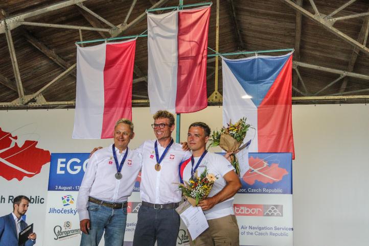 22. Szybowcowe Mistrzostwa Europy w Czechach - podium klasy 15m (fot. Koko Photo, egc2024.cz)