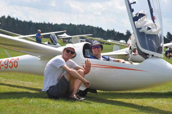 22. Szybowcowe Mistrzostwa Europy w Czechach - szybowiec i piloci (fot. Michaela Rendlová, egc2024.cz)