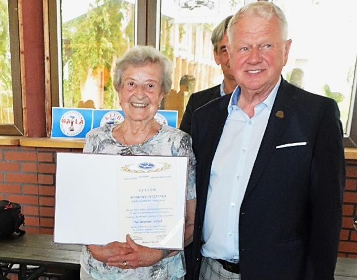 Bolesława Jońca - pilot szybowcowy odbiera dyplom (fot. Andrzej Szymczak)