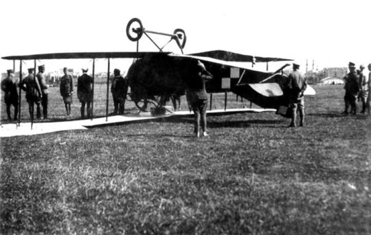 Kapotaż po lądowaniu samolotu AEG C.V na Lotnisku Mokotowskim 1920 r. (fot. z artykułu Janusza Ledwocha 'Bitwa warszawska 1920. Działania lotnictwa polskiego', 'Wojsko i Technika. Historia' 4-2020)