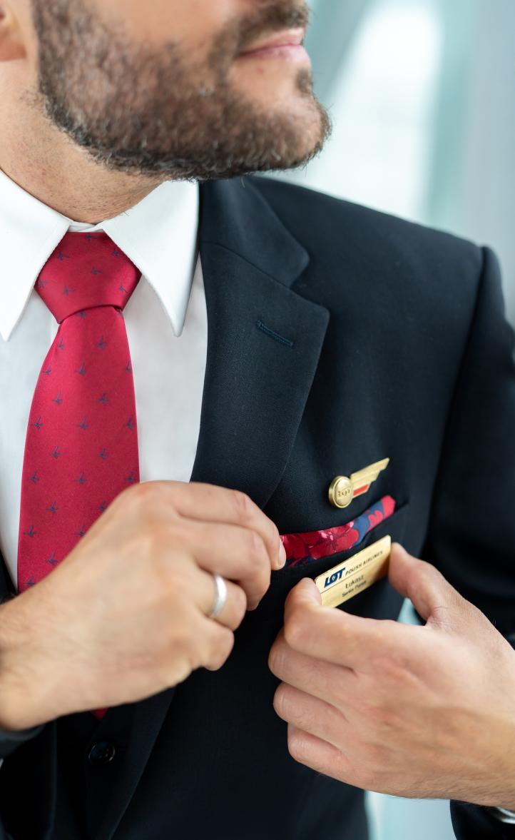 Mundury Polskich Linii Lotniczych LOT z akcentem prosto z młodopolskich obrazów (fot. PLL LOT)2