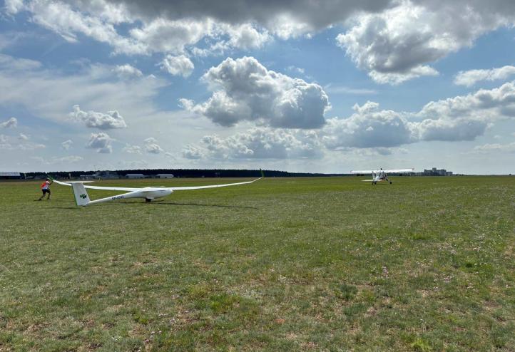 Ogólnopolskie Zawody Szybowcowe Leszno Cup 2024 - start szybowca (fot. Glide&amp;Race Leszno, Facebook)