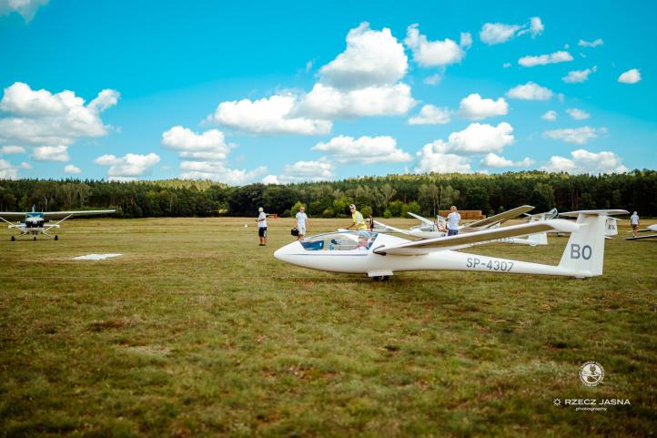 Ogólnopolskie Zawody Szybowcowe im. Szczepana Grzeszczyka - start szybowca (fot. Rzecz Jasna photography)