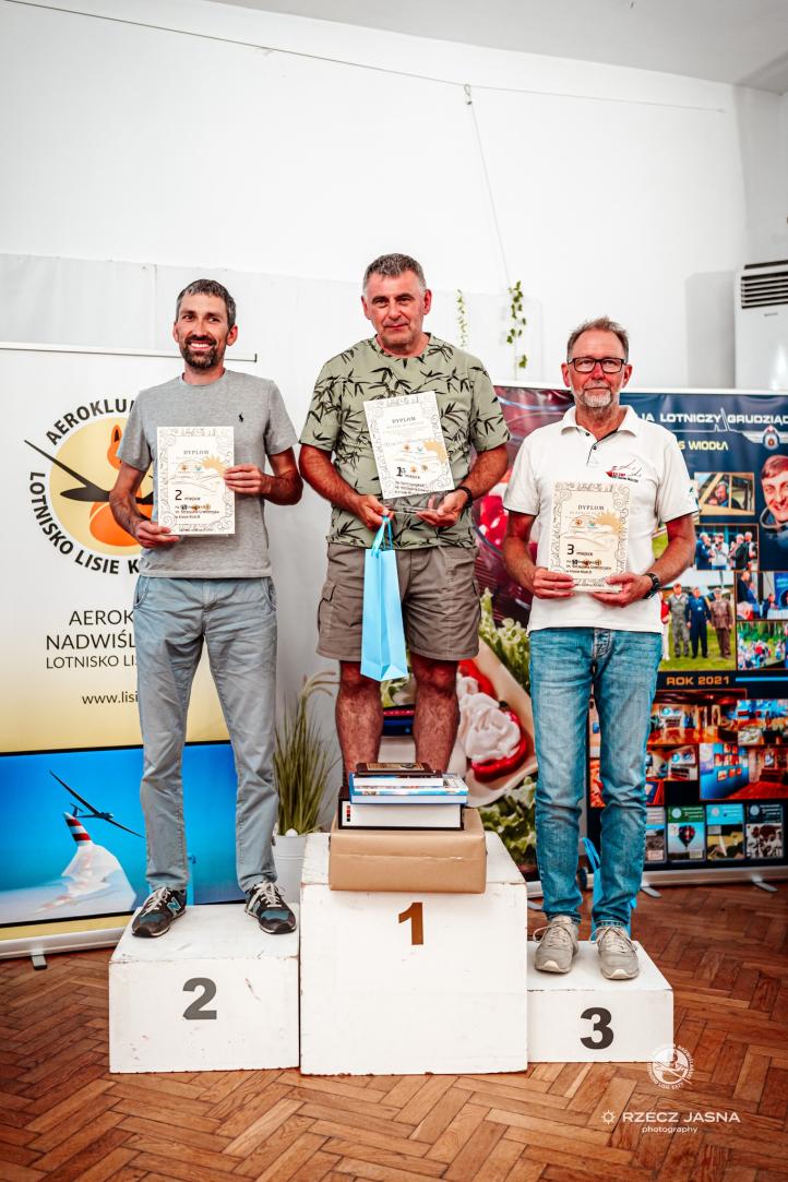Ogólnopolskie Zawody Szybowcowe im. Szczepana Grzeszczyka 2024 - podium Klub B (fot. Aeroklub Nadwiślański)