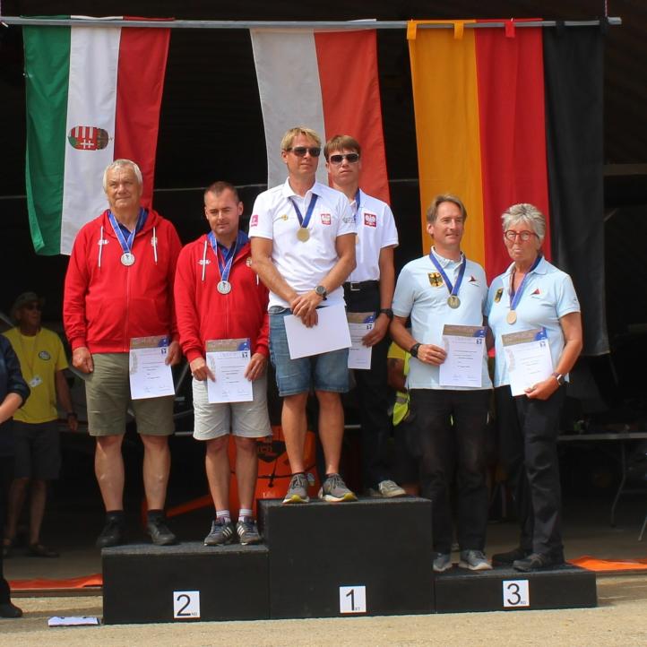 Piotr Gajewski i Marcin Gajewski na podium w kategorii GL-2 na 18. Mikrolotowych Mistrzostwach Świata w Deenethorpe (fot. Wmc2024, Facebook) Piotr Gajewski i Marcin Gajewski na podium w kategorii GL-2 na 18. Mikrolotowych Mistrzostwach Świata w Deenethorpe (fot. Wmc2024, Facebook)