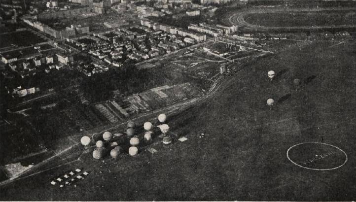Start balotów 23 września 1934 r. z lotniska mokotowskiego. (fot. Skrzydlata Polska 1934 r. nr 9)