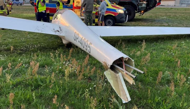 Uszkodzony szybowiec Grob G103A Twin II Acro, po zdarzeniu (fot. Polska Fundacja Lotnicza, raport PKBWL)