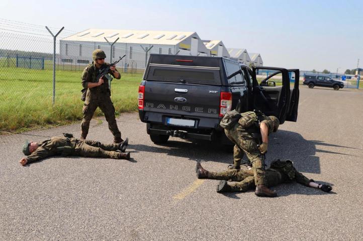 Ćwiczenia wojska i służb mundurowych na lotnisku we Wrocławiu (fot. Bogusław Politowski)2 Ćwiczenia wojska i służb mundurowych na lotnisku we Wrocławiu (fot. Bogusław Politowski)2