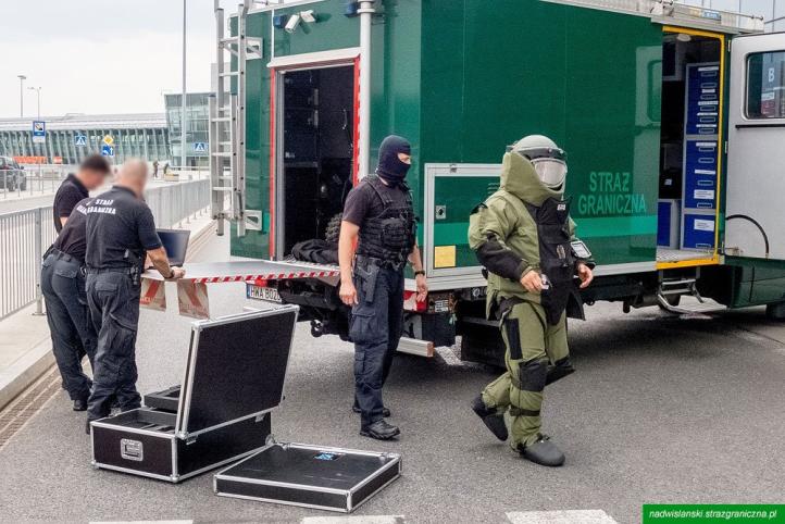 Akcja rozpoznania pirotechnicznego na Lotnisku Chopina (fot. Nadwiślański OSG)