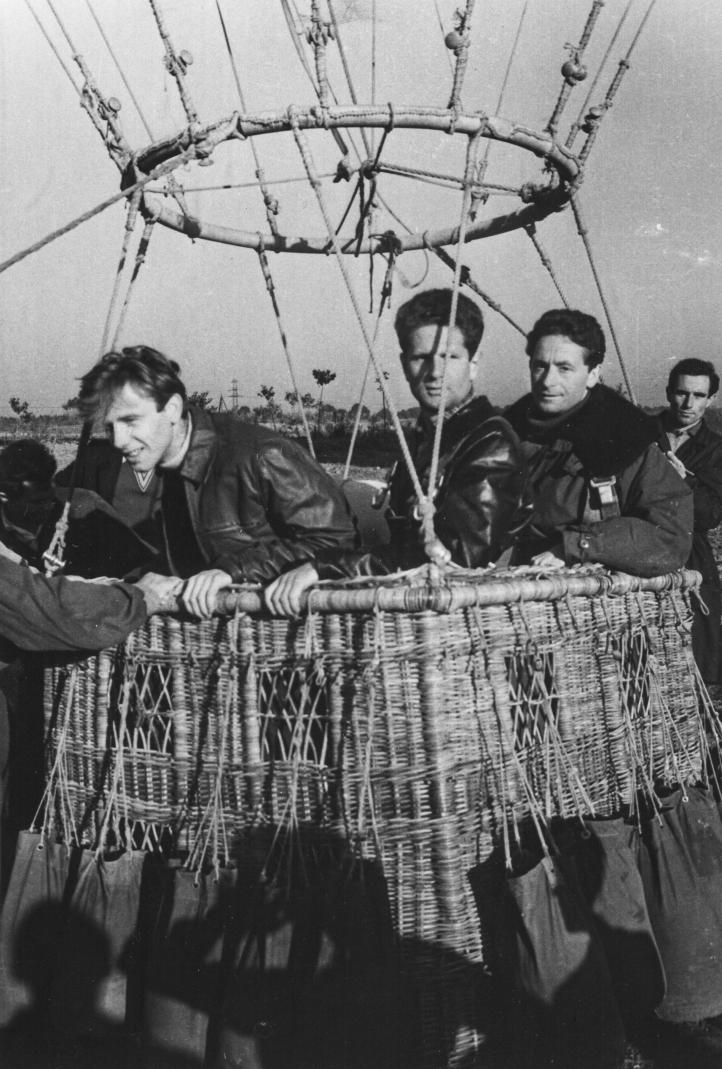 Andrzej Pomirski, Janusz Krasicki i Stanisław Mosica w koszu balonu SP-BZC 'WARSZAWA' podczas I Krajowych Zawodów Balonowych o Memoriał Franciszka Hynka, Warszawa 1960 (fot. archiwum rodzinne)