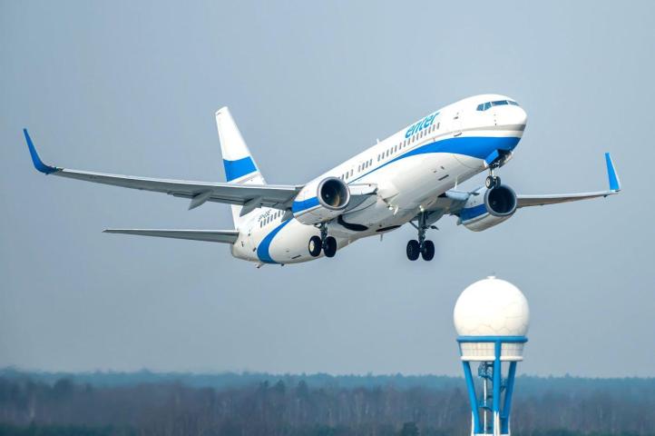 B737-800 należący do Enter Air w locie - radar w tle (fot. Enter Air)