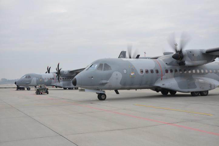 Dwa samoloty C-295M CASA na płycie lotniska (fot. 8. Krakowska Baza Lotnictwa Transportowego)